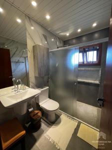 因比图巴Casa de praia no Rosa - vista para Lagoa de Ibiraquera的浴室配有卫生间、盥洗盆和淋浴。