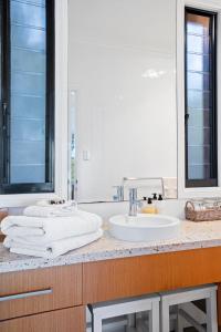 特里格尔眺望美景旅馆的浴室配有盥洗盆、镜子和毛巾