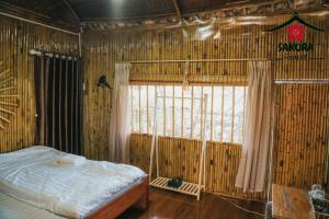 木州县SAKURA House - Vườn Đào的一间卧室设有一张床和一个窗户,