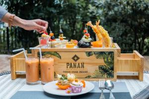 奥南海滩Panan Krabi Resort - SHA Extra Plus的一张带橙汁自助餐的木桌
