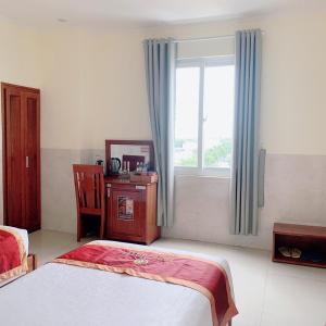 潘郎Khách Sạn FARA的一间卧室设有一张床和一个窗口