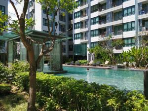 普吉镇4 Floor - Centrio Condominium near Shopping Malls and Andamanda Water Park的大楼前的游泳池