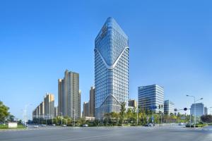 济南济南君瑞酒店的一座高大的玻璃建筑,在城市里