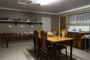 布隆方丹Farm stay at Lavender Cottage on Haldon Estate的厨房配有木桌和椅子