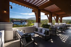 PirǝbǝdilShabran Wellbeing Resort的屋顶上带沙发和桌子的庭院