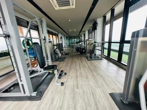 Ban Bang KrabuPlum central westgate@Bangyai的大楼内带跑步机和设备的健身房