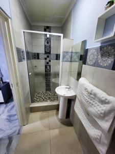 博克斯堡La-Nuel Guest Lodge的带淋浴和盥洗盆的浴室
