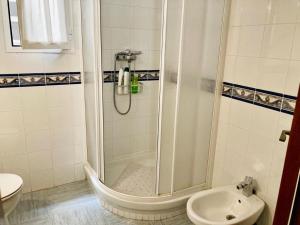 马拉加HABITACIÓN con baño uso privado CENTRO Málaga.的带淋浴、卫生间和盥洗盆的浴室
