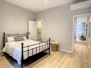 鲁汶Nieuw appartement in Leuven centrum!的一间卧室设有一张大床,铺有木地板