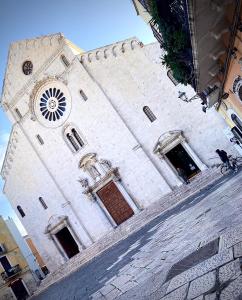 巴里Dimora Pietra Antica的一座白色的大建筑,设有钟楼