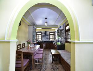 SonādaGhangri Sherpa Luxury Homestay, Darjiling的厨房里的拱门,配有桌椅