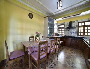 SonādaGhangri Sherpa Luxury Homestay, Darjiling的厨房里设有1间带桌椅的用餐室