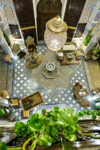 非斯Riad Rcif & Spa Originale的客房享有高空美景,铺有瓷砖地板。