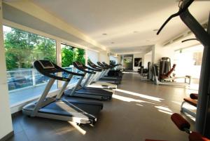 朗格塔维尔套房酒店的健身中心和/或健身设施