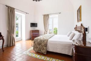 圣安格塔苏德格尔夫欧亚希奥林匹亚黎莱斯酒店的卧室设有白色大床和窗户。