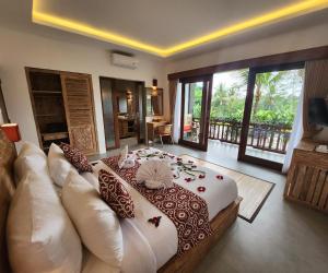 吉安雅Pinggala Villa Ubud的客厅配有大床和沙发