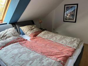 汉诺威Nettes Appartment in Langenhagen的卧室里一张床上的红色毯子