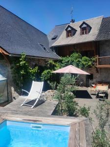 Les Bordes-sur-LezLes Chatougoulis的房屋前有游泳池的房子