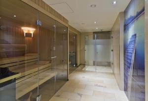 林登贝格瓦尔德西酒店的大楼内带玻璃淋浴间的走廊