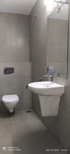 钦奈GRACE RESIDENCY的一间带水槽和卫生间的浴室