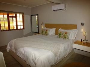 斯泰伦博斯Lauradale Accommodation的卧室配有一张带白色床单和枕头的大床。