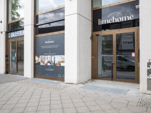 柏林limehome Berlin Müllerstraße - Digital Access的街道上装有玻璃门的商店前