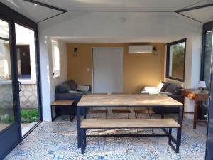 蒙彼利埃Montpellier Boutonnet avec jardin的客厅配有桌子和沙发