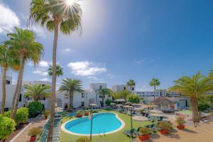 科斯塔特吉塞Nazaret Sol的享有度假村的空中景致,设有游泳池和棕榈树