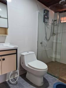 南邦Lampang Hideaway Guesthouse的浴室配有白色卫生间和淋浴。