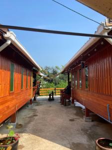 南邦Lampang Hideaway Guesthouse的两辆火车车停在彼此旁边