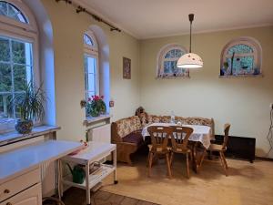 斯凯尔涅维采Villa Kasztanowa的客厅配有桌子和沙发