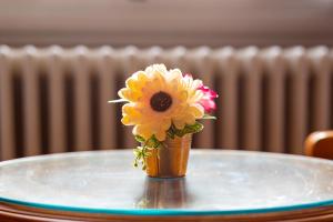 佛罗伦萨维拉尼酒店的花在桌子上的一个小花瓶