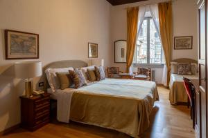 佛罗伦萨维拉尼酒店的一间卧室设有一张大床和一个窗户。