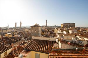 佛罗伦萨维拉尼酒店的享有带屋顶和建筑的城市美景