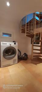 雷恩Ker Karantez的一间带洗衣机和一张双层床的客房