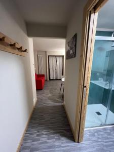 萨奥兹-杜尔克斯Niblet的走廊上设有红色的沙发和玻璃门