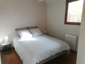 伊帕尼T1 Proche Annecy的卧室配有白色的床和窗户。