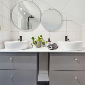 特罗姆瑟FeelHome apartment In Tromsdalen的浴室设有2个水槽和2面镜子
