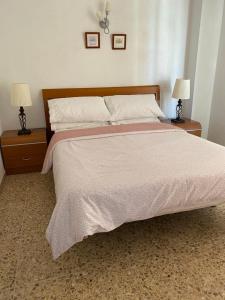 艾法奇Calpe Mar y Playa的一间卧室配有一张带2个床头柜的大床