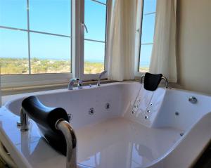 帕塔拉Patara Evleri的窗户客房内的白色大浴缸