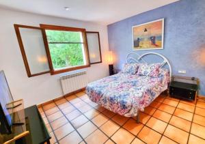 MarganellCasa Donaire, alojamiento turístico的一间卧室设有一张床和一个窗口