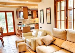 MarganellCasa Donaire, alojamiento turístico的带沙发的客厅和厨房