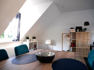 佩罗斯-吉雷克CLINT HOUSE - Appartement "Fou de Bassan"的一间带木桌和蓝色椅子的用餐室