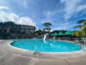 MataasnakahoyLa Virginia Leisure Park and Amusement powered by Cocotel的度假村的游泳池,有人滑梯
