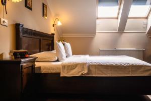 蒂米什瓦拉尤色菲尹公寓酒店的一间卧室配有带白色床单和枕头的床。