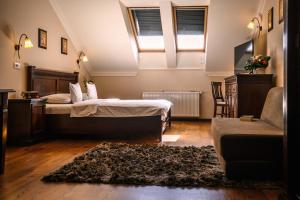 蒂米什瓦拉尤色菲尹公寓酒店的一间带两张床和一张沙发的卧室