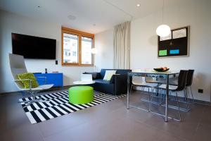 慕尼黑Max Lodging Serviced Apartments的客厅配有沙发和桌子