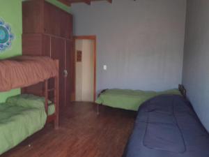内科切阿Duplex en Necochea的一间卧室设有两张双层床,铺有木地板。