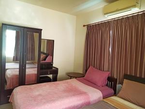 奈扬海滩Nu Phuket Airport Resident 1的酒店客房,设有两张床和镜子
