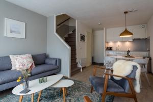 霍勒姆Appartement, Kaap 123 - Ameland的客厅配有沙发和桌子